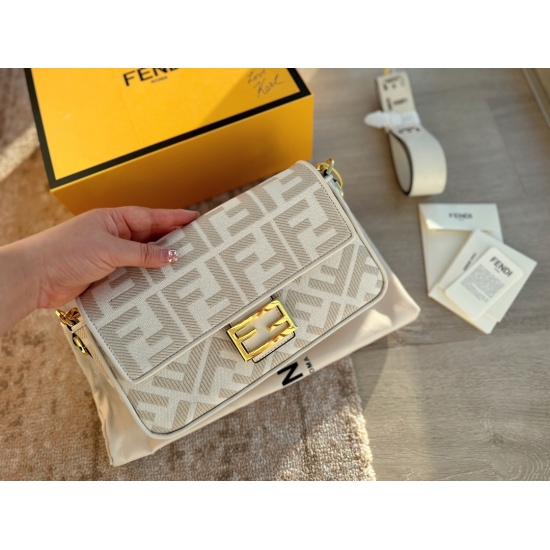 2023.10.26 250 box (upgraded version) size: 26 * 16cm Fendi (F family) French stick bag! Can be carried by hand! The letter full leather wide shoulder strap can also be diagonally crossed, a rare new product in autumn and winter!