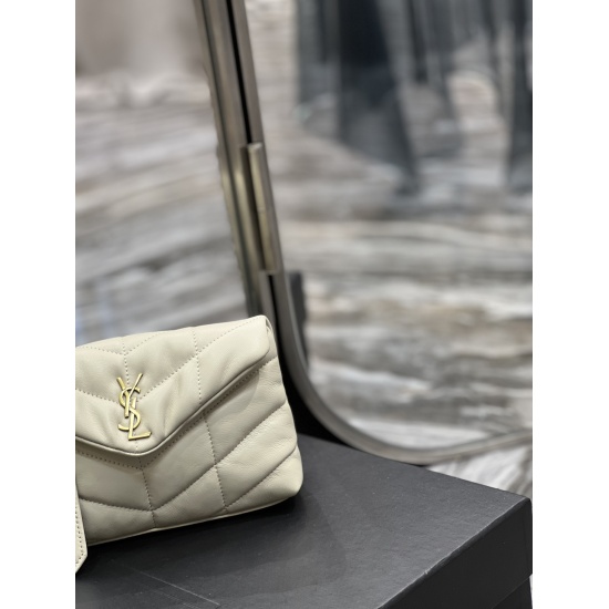 20231128 batch: 570 white gold buckle Loulou buffer_ The trumpet carrying a bag is coming! The whole bag is made of soft Italian sheepskin, paired with Y family diagonal stripe stitching technology. It has a soft texture front flap bag, paired with an exq