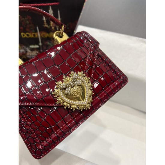 20240319 batch 560 top original DolceGabbana overseas purchasing special product love bow ✨ The chain handbag is mainly simple and fashionable, and the most popular crossbody bag is made of imported raw materials. The front DG logo and the front flip cove
