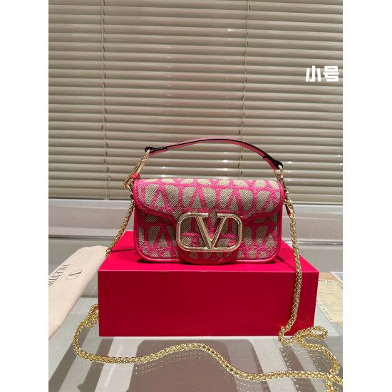 2023.11. 10 large P215 folding box ⚠ Size 27.12 Small P205 Folding Box ⚠ Size 20.10 Valentino Loco Chain Bag, with a stunning texture. The upper body is really beautiful, ma'am. It's too textured. Don't be too absorbent during daily shopping
