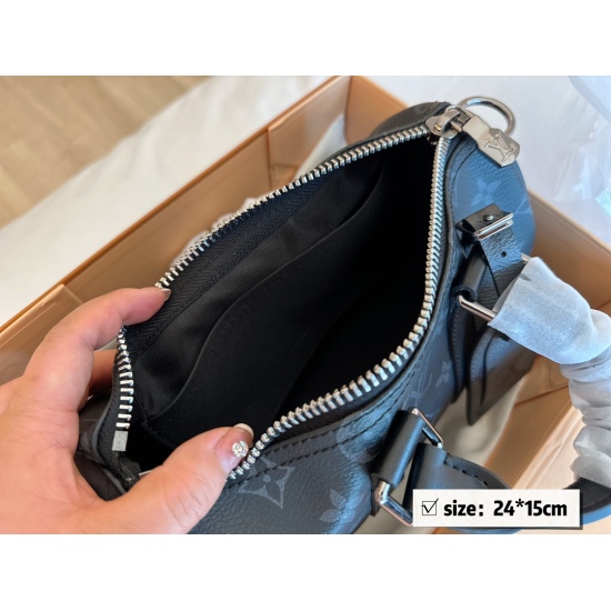 2023.10.1 225 comes with a full set of packaging dimensions: 24 * 15cmL home keepall pillow bag, it's really cute! Same style for men and women!!!! Male friends' battle bag search Lv keepall
