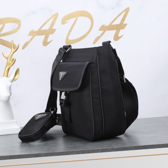 On March 12, 2024, the 450 Monidon Dragon crossbody bag comes with detachable small bag decorations and a spacious interior compartment, making it quite functional. Model 2VH110 Saffiano leather trim with sublimated design style. Nylon metal accessories P