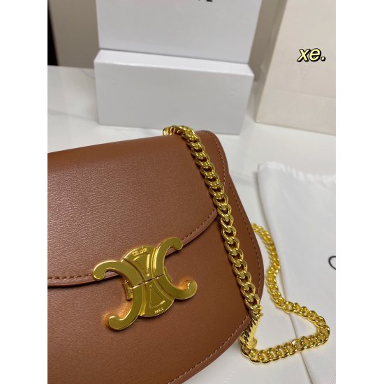 2023.10.30 P190 (Folding Box) size: 1714Celine Celine Arc de Triomphe Chain ⛓️ The saddle is wrapped with rounded corners, and the metal Arc de Triomphe switch can be used for hanging shoulders and crossbody, making it retro and fashionable