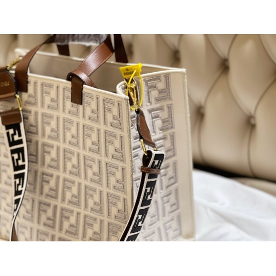 2023.10.26 295 Boxless Size: 37 * 34cmF Home Fendi Hollow Out Shopping Bag: Classic tote design! ⚠️ Big bag paired with small bag! ⚠️ Wide embroidered shoulder straps! ⚠️ You must get started in summer!