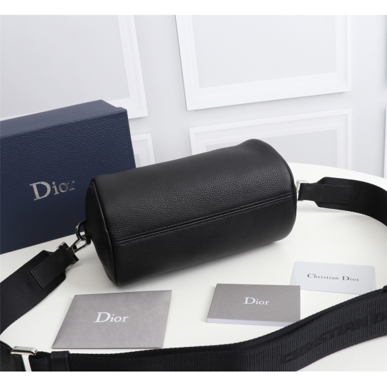 20231126 460 counter genuine available for sale: Dior Roller DIOR OBLIQUE men's shoulder and back crossbody bag/cylinder bag [with counter genuine box] Model: 1ROPO061 (black leather scattered word mark) Size: 21.3 * 12.5 * 12.5cm Physical photo taken, sa