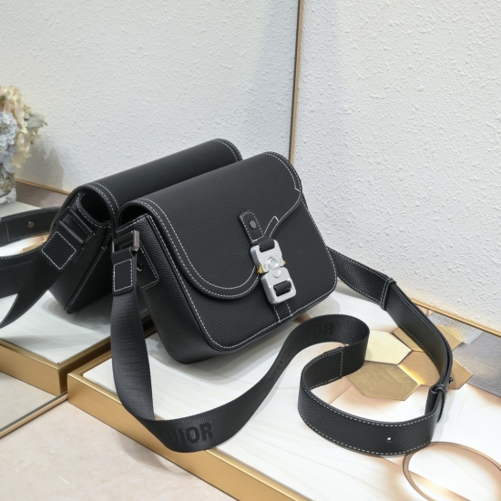 On July 10, 2023, this mini saddle messenger bag is exquisite and fashionable, featuring full leather hair and premium genuine leather. Crafted with black grain cow leather and adorned with a flip and 