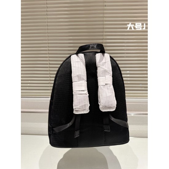 2023.10.26 Large P180 ⚠️ The size 33.38 Fendi Fendi Little Monster Backpack is loved by celebrities and most young people for its simple and fun design and unique details. With a three-dimensional and straight bag shape, the stylish and eye-catching desig