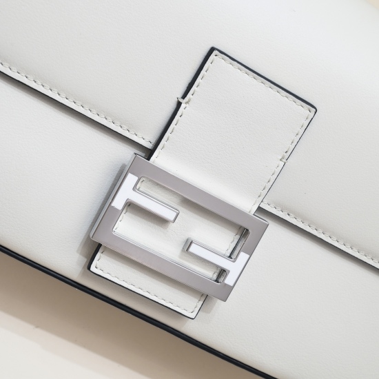 On March 7, 2024, the latest update on the 900 official website, Fend1 X TiffanyCo, teamed up to launch the classic mid size Baguette bag, made exclusively of the classic Tiffany BlueTM smooth cowhide. The FF hook is made of pure silver and adorned with T