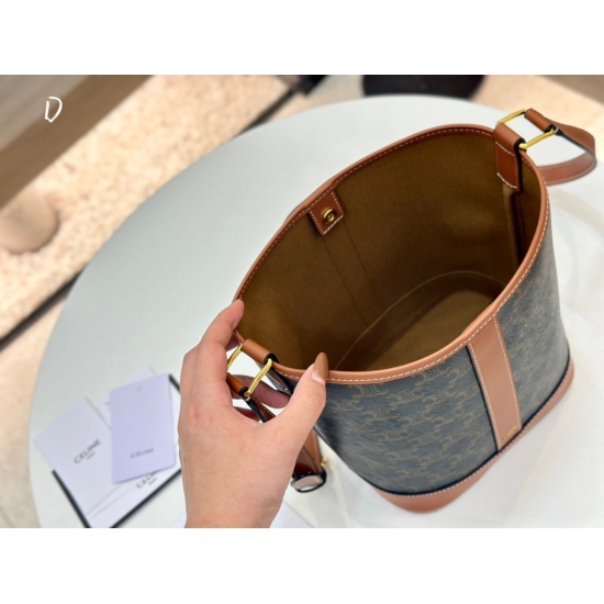 2023.10.30 205 Box size: 18 * 22cm (small) Celine bucket bag Celine has always been fond of vintage bags, which are durable and have a retro printing pattern with high aesthetic value and a retro artistic atmosphere