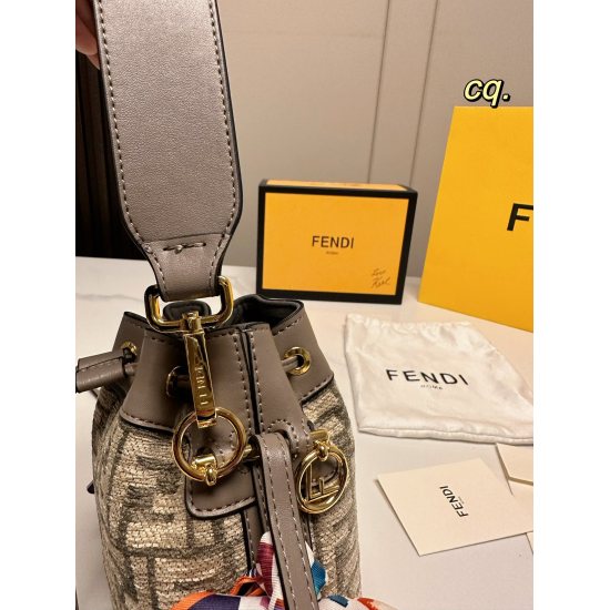 2023.10.26 P200 (Folding Box) size: 1712FENDI Fendi Mini Bucket Drawstring Bag Chenille Fabric: Velvet effect! Humanized design shoulder strap, can be carried by hand or cross body! Cute and exquisite, essential for autumn and winter concave designs ❗ :