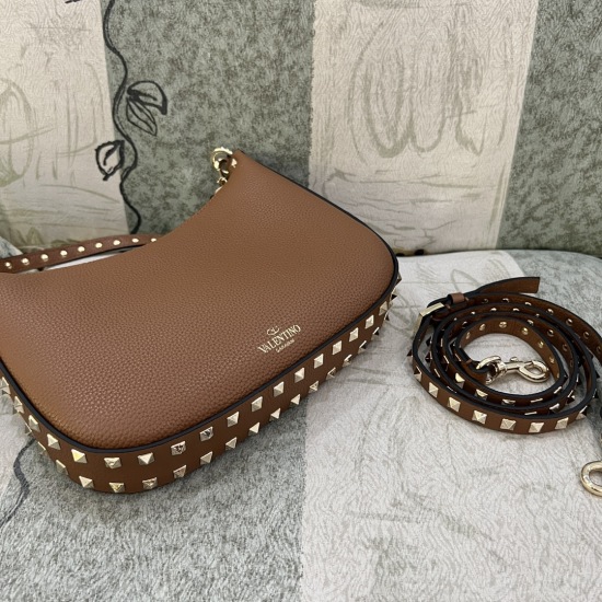 20240316 Original 810 Special Grade 930 Model: 1038GARAVANI ROCKSTUD Small Calf Leather HOBO Handbag. Thanks to the detachable handle and shoulder strap design, this bag can be easily switched between shoulder and back, crossbody, and handheld- Platinum c