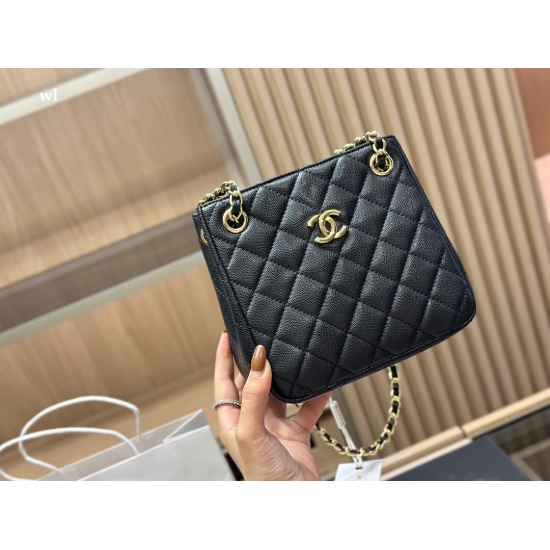 On October 13, 2023, 230 comes with a folding box and airplane box size: 18 * 19cm. Chanel 2023 bucket bag caviar chain matching details