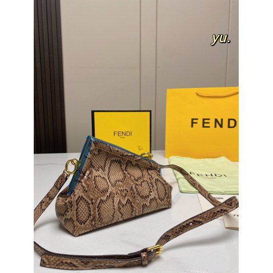 2023.10.26 P190 (Folding Box) size: 2215Fendi First Autumn/Winter New ☁️ The Yunduo bag has a soft body, a wide shape, and is simple and atmospheric. It is equipped with shoulder straps, making it easy to handle and more casual