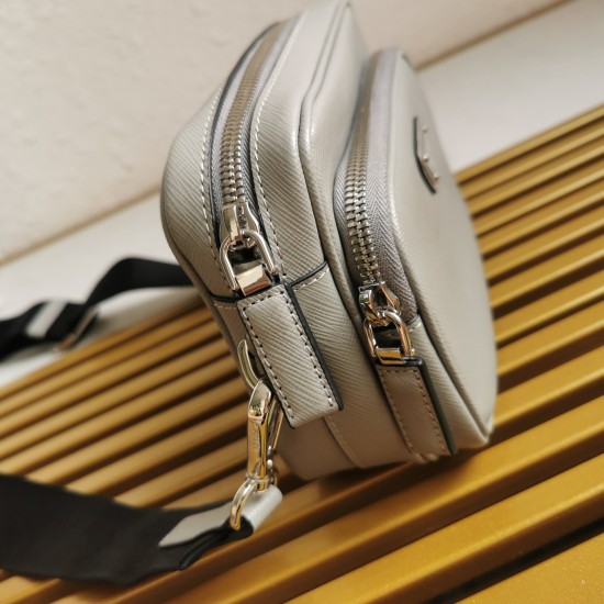 On March 12, 2024, the original 770 special grade 890 new 2VH170 shoulder bag is made of Saffiano leather, with simple lines showcasing a striking style. The iconic Saffiano leather material is synonymous with luxury and a symbol of identity in the tradit