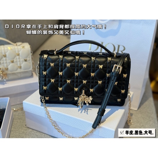330/340 box with sheepskin size: 21 * 12cm (small) 24 * 14cm (large) The new Miss Dior bag D Home Woc Wealth bag is carefully made of sheepskin, making it simple and elegant to hold in your hand and shoulder!