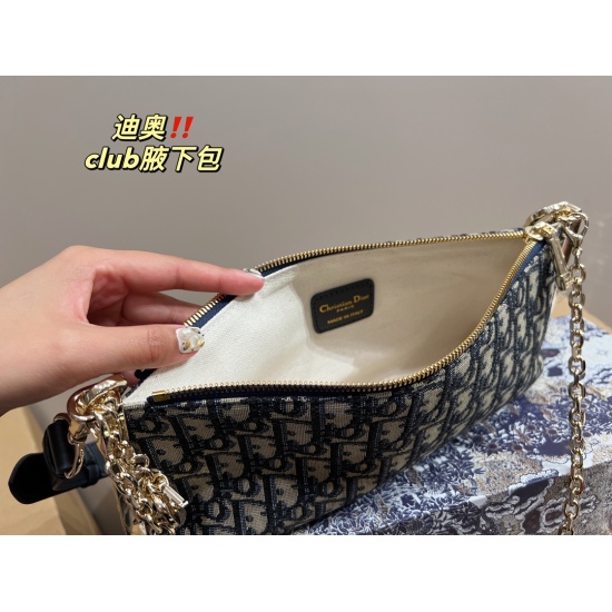 2023.10.07 P190 folding box ⚠ The size of the 28.13 Dior Dior club underarm bag has added a new bag shape, with a retro flavor. The small metal pleats on both sides are very eye-catching, vintage and timeless, classic and beautiful