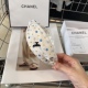 220240401 P 55 comes with packaging box Chanel's latest small shampoo dot hairband, simple and practical, fashionable and trendy! A must-have for little fairies