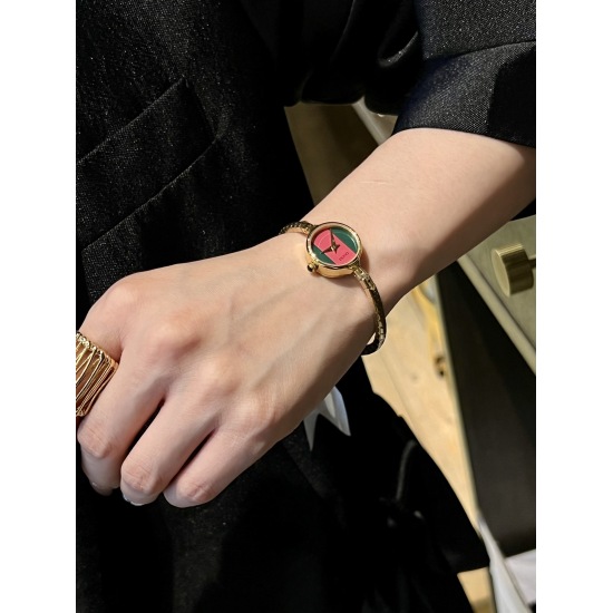 20240408 330, please have some hard goods ⚠️ Gucci style from a Japanese second-hand store! Extremely rich in the style of a lady. Paired with an extremely simple dial, it has no other function besides recording time, simplifying and reminiscing about a s