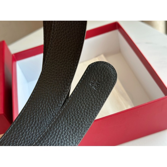 2023.09.03 150 comes with a full set of packaging, Ferragamo cowhide belt (double sided), all red ➕ Paper bags! The classic 8-character buckle has a good meaning (quite superstitious). This belt is very stable and profound! Can be freely cut!