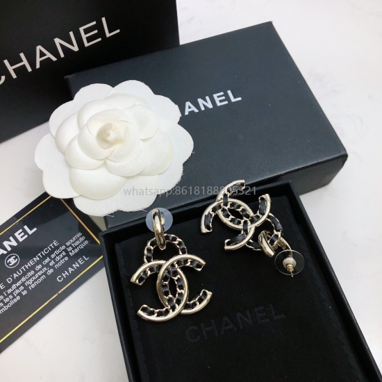 July 23, 2023 ch@nel The Black Heart Wearing Leather CC Earrings are a stunning product with perfect craftsmanship. Don't miss the Black Heart Control pendant. The black heart craftsmanship is the same as the earrings, with CNC cutting technology. The int