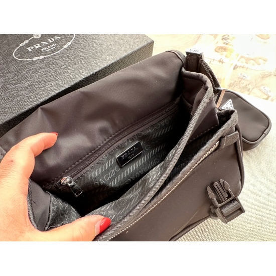 2023.11.06 185 box size: 21 * 18cm Prad, the new postman loves it very much. Its simple and textured design is easy to fit and convenient. Haha, it's really fragrant. Material: imported nylon fabric, wear-resistant and durable