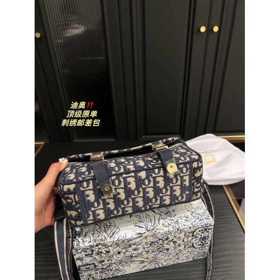 2023.10.07 P295 folding box ⚠️ Size 23.13 Dior camp messenger bag, love it! Dior's small size Dior camp is really super love, it's like killing both men and women! My favorite thing is the gold buckle design and this shoulder strap. The thickness of the s