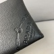 On January 6, 2023, P165 Prada embossed and embossed calf leather handbag card bag wallet, multi-functional men's bag is made with exquisite inlay craftsmanship, and the actual photo is taken of the original factory fabric delivery gift box, which is 27 x