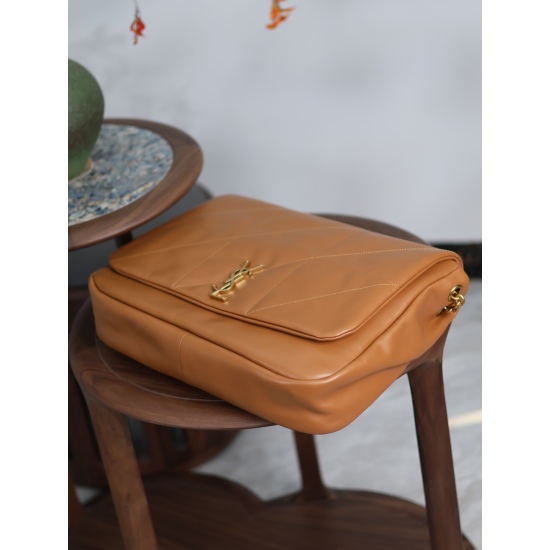 20231128 Batch: 1080JAMIE_ The caramel colored sheepskin new product big bag really hits my heart, who knows? Imported Italian sheepskin, the entire bag is designed with a classic retro vintage style, breaking elements and looking very stylish without goi