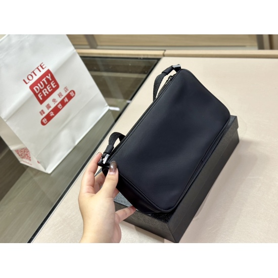 2023.11.06 145 Box size: 25 * 13cm Prada Nylon Underarm Bag/Mahjong Bag Prada This Hobo like underarm bag is fashionable, lightweight, and versatile, making it the king of cost-effectiveness