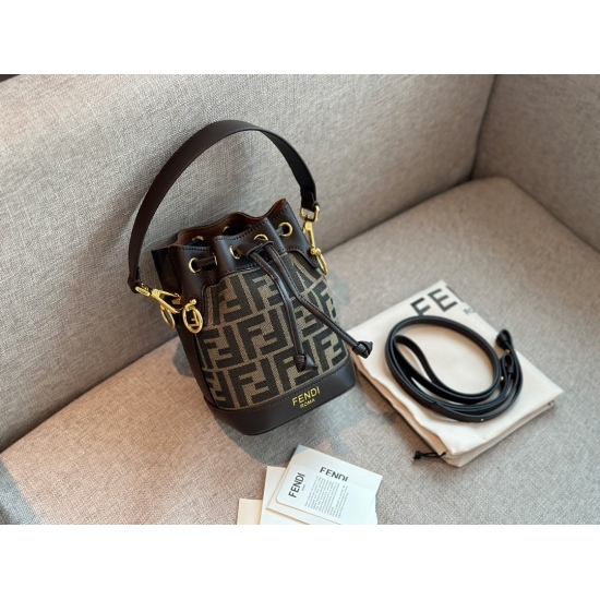 2023.10.26 215 Box Size: 12.5 * 18cm Popular Essential Item Fendi Bucket Bag High Quality Original Details Hardware Configuration ✅ Long shoulder straps! Fendi vintage mini bucket bag that completely doesn't pick and match! Capacity and appearance are all