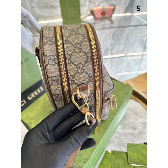 On October 3, 2023, take a look at the p195gucci backpack! What a cute little backpack! The workmanship is very delicate and the feel is very solid. The size is 15x19x8cm, with many layers that can be classified for storage. A mini bag with so many pocket
