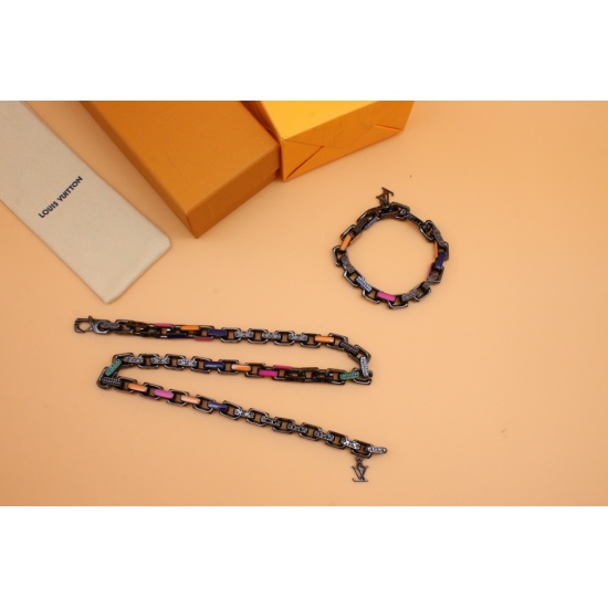 2023.07.11  P Bamboo Knot Color Diamond Colorful Necklace Paradise Chain Bracelet captures the eye with rainbow colors and fashion ideas. Enamel and transparent glass are dipped in bright and bright colors, the chain link is exquisitely carved with Monogr