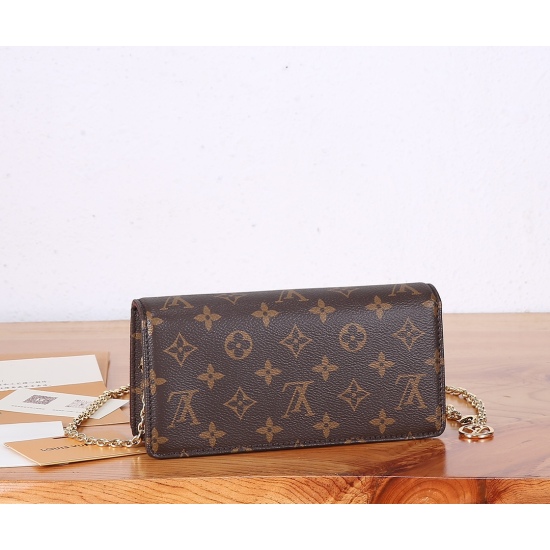 20231125 P470 ‼ Top grade original order, all steel hardware ‼ The Lily Wallet On Chain handbag is cut from Monogram canvas in a square shape, adorned with studs and Louis Vuitton logo plaques for the flip cover. Abundant space for easy storage of day and