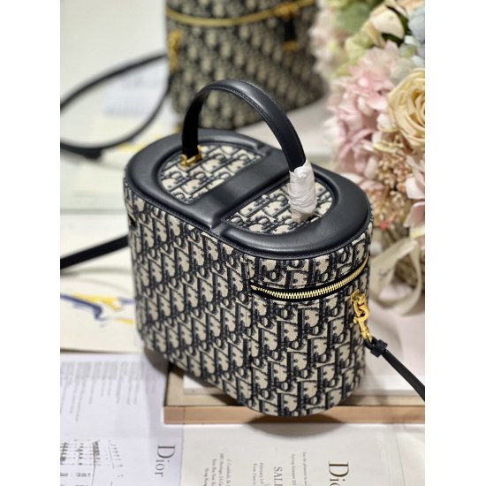 20231126 Large 830 Dior New Makeup Box Bag~More Exquisite Shape. The exquisite design fully embodies Dior's exquisite craftsmanship, making it an ideal travel companion. Paired with leather shoulder straps of the same color, it can be carried by hand or c