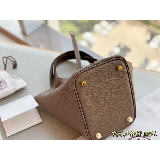 2023.10.29 260 with foldable box (gold buckle) size: 18 * 19cm vegetable basket - gentle to H family vegetable basket ‼️‼ Top layer tc cowhide/oil wax thread ⚠️ Delivery of scarves ⚠️ Logo style! ⚠️ The leather has a great texture! There is a sag! Those w