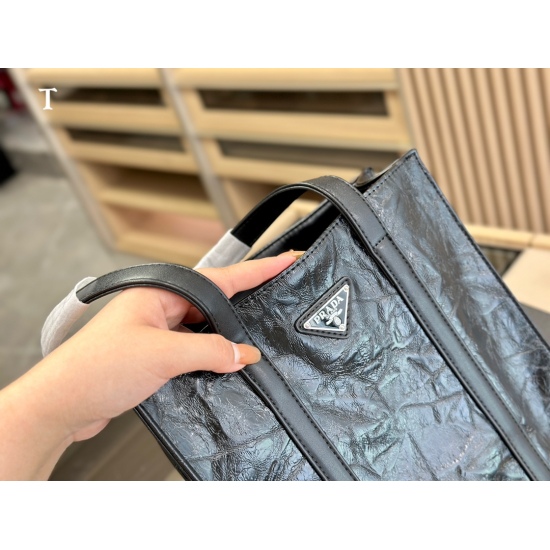 2023.11.06 200 205 Box size: 24.28cm 30.34cm Prada Shopping Bag! Prada is big and convenient! It is indeed a practical and durable model, I really like its layout!