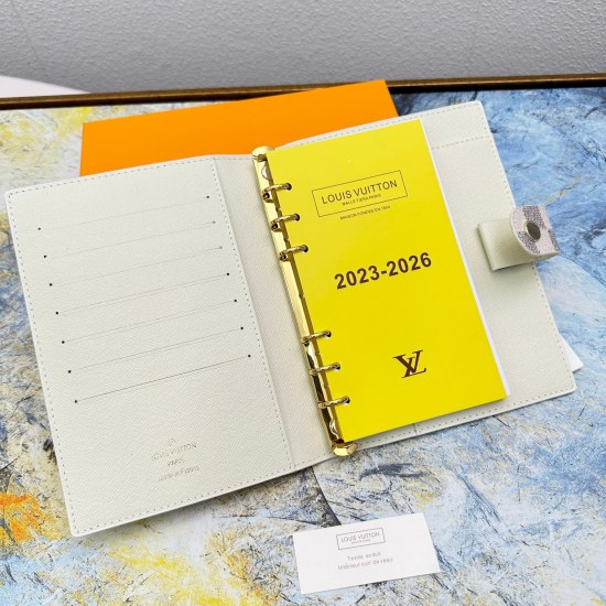 2023.09.27 M20004 Notebook Silk Screen White Pigeon Physical Photography - Fine workmanship [Special Introduction] Overseas special supply (special container goods) adopts fully imported leather, the latest calendar, LV brand new hardware buttons, card in