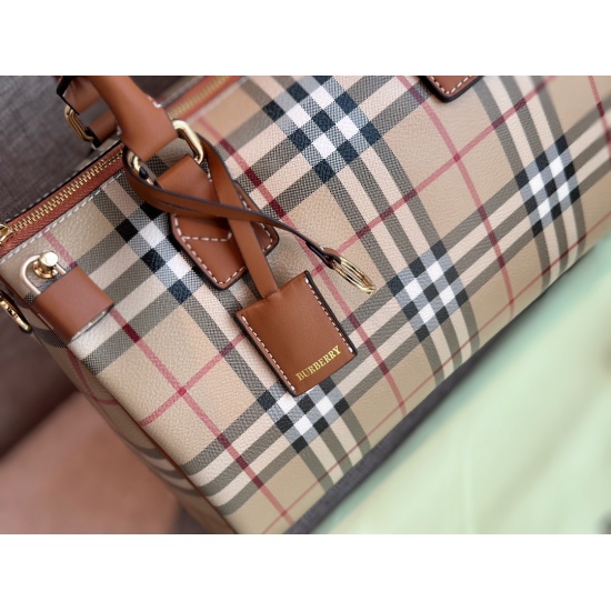 2023.11.17 220 no box size: 30 * 22cmBur new product large pillow bag new color new grid birch brown is not very advanced... commuting is very advanced!