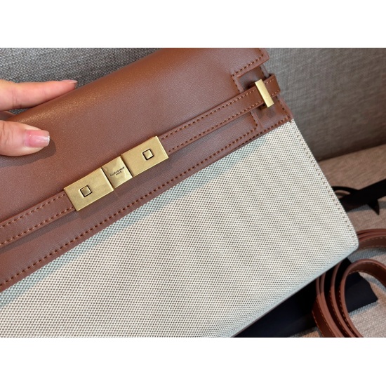 On October 18, 2023, the 245 comes with a box size of 29 * 20cm YSL Manhattan, unlocking a summer canvas bag... It's really a great feeling to carry. Manhattan is the lowest key, simple and atmospheric! The size is just right!