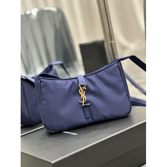 20231128 batch 550 blue gold buckle with black edged nylon ⚬ LE 5 A ̀  7_ Nylon style college style salt shoulder crossbody bag for men and women, lightweight nylon fabric, low-key, luxurious, and versatile for commuting. The bag is designed for leisure a