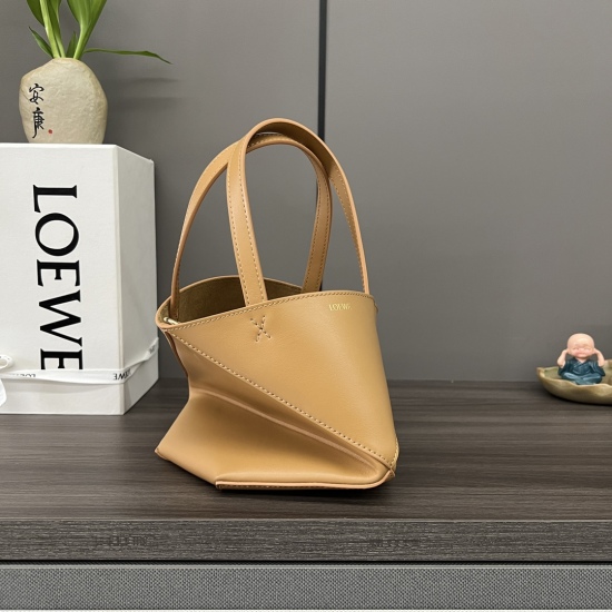 The 20240325 P820 L ⊚℮℮℮ new mini glossy cowhide Puzzle Fold handbag draws inspiration from the geometric lines of the brand's classic handbag series and reinterprets it with geometric architectural beauty inlays. It can be fully folded, making it a trave