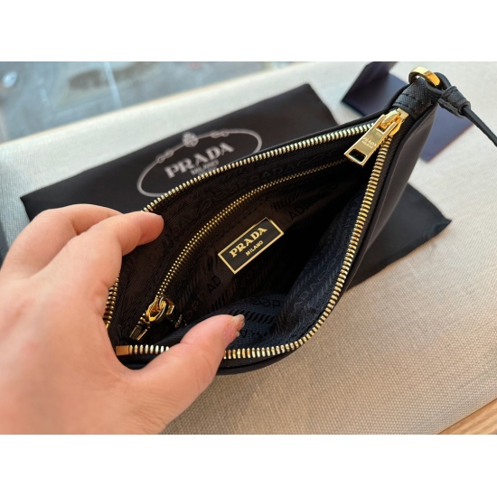 2023.11.06 145 box size: 25 * 15cm Prada nylon underarm bag/mahjong bag Prada, this stylish, lightweight and versatile underarm bag that resembles hobo, can be said to be the king of cost-effectiveness