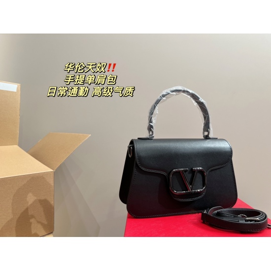 2023.11.10 P220 box matching ⚠️ Size 26.16 Valentino portable shoulder bag Simple body unlocks fashionable charm cool and cute The most beautiful girl in the whole street