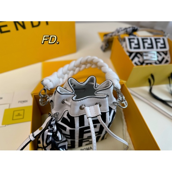2023.10.26 P215 (Folding Box) size: 1217FENDI Fendi black and white series bucket bag made of white canvas material, decorated with black FF raised pattern embroidery, embellished with white leather - not only fashionable but also practical: Little Fairy 
