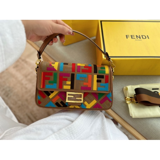 2023.10.26 235 box size: 26 * 16cm Fendi (F family) embroidery stick bag! Can be carried by hand! The wide shoulder strap can also be used for crossbody! Such a cute and special old flower bag is rare to see!