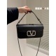 On November 10, 2023, the original cowhide P325 Valentino Valentino counter is a hot and playful item with super personality. Whoever carries it on the back looks good and cannot hide its foreign charm. The exquisite wiring and color matching are very dis