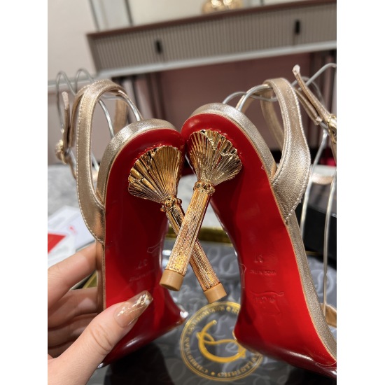 On November 17, 2024, the P350 Scepter Sandals Mascasandal were like a gem, filled with creative details. This sandal is made of shiny black calfskin, with a heel of 85mm. Inspired by Maison Christian Louboutin's eye black, it is reminiscent of ancient co