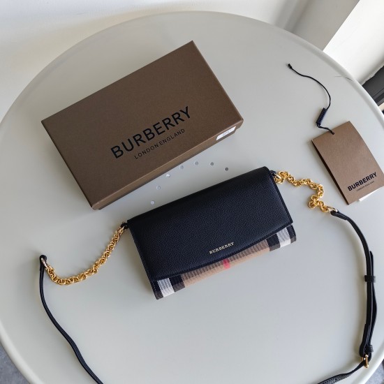 2024.03.09p510 Top of the line original Burberry Home Horseferry plaid leather chain embellishments wallet handbag comes with chain embellishments leather shoulder straps. This product can be used as a small handbag alone, or as a wallet to be stored in a