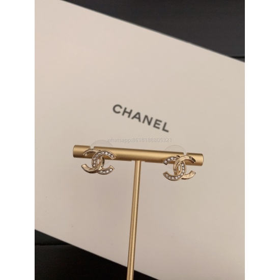 2023.07.23 ch * nel's latest classic half drill cc earrings are made of consistent Z material