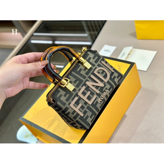 2023.10.26 220 Folding Box Fendi Byteway Boston Bag ✅ Original, high-quality, elegant, high-end, and not greasy. I prefer its fashion and carefree style. Size: 17.9cm